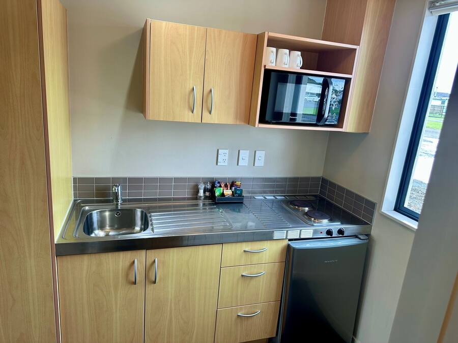 Mini-frigorifero, microonde, piano cottura, pentole/stoviglie/utensili