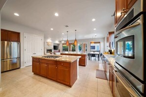 Réfrigérateur, four à micro-ondes, un four, surface de cuisson