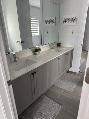 Secador de cabelo, toalhas de banho, sabonete, papel higiênico