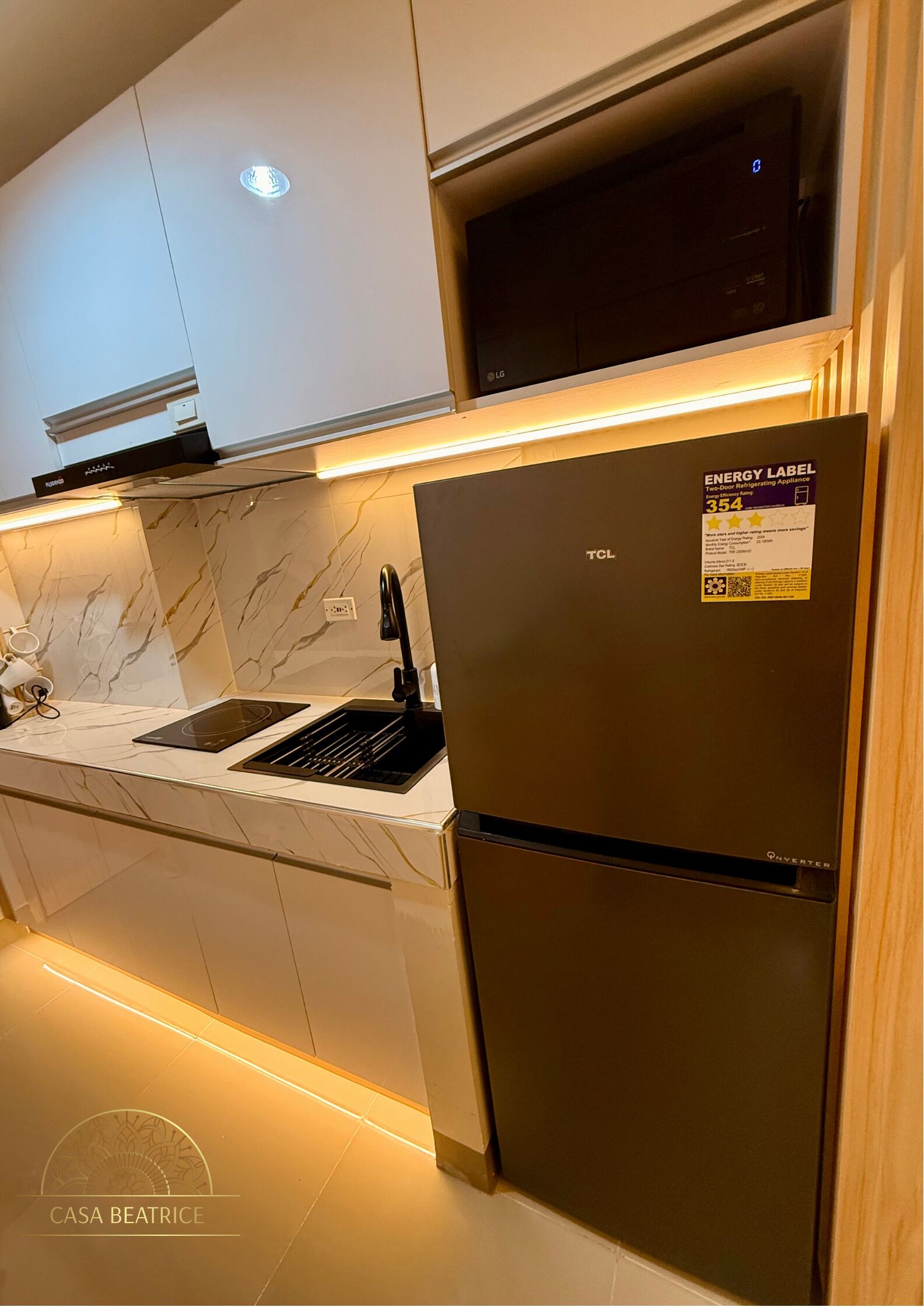 Kühlschrank, Mikrowelle, Herdplatte, Wasserkocher