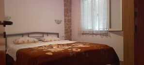 2 slaapkamers, een strijkplank/strijkijzer, wifi, beddengoed