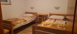 2 makuuhuonetta, silitysrauta/-lauta, Wi-Fi, vuodevaatteet