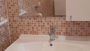 Asciugacapelli, asciugamani, sapone, carta igienica