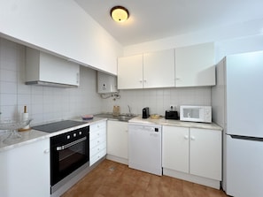 Refrigerador, microondas, horno y lavavajillas