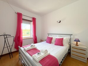 2 bedrooms, iron/ironing board, internet, bed sheets
