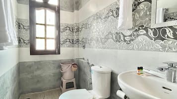 Een douche, handdoeken, zeep, shampoo