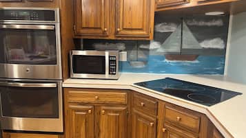Microondas, horno, placa de cocina, lavavajillas