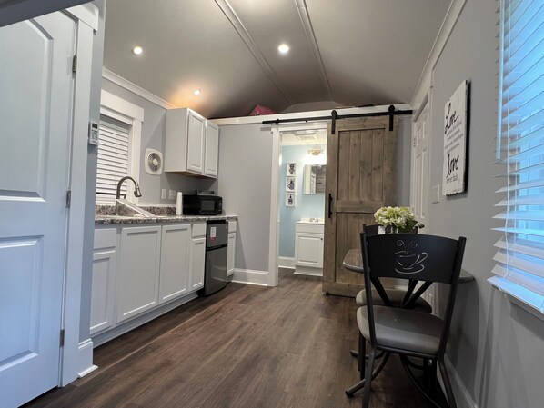 Køleskab, mikrobølgeovn, kaffe-/temaskine