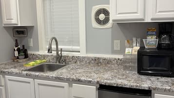 冰箱、微波炉、茶具/咖啡用具、厨具/餐具
