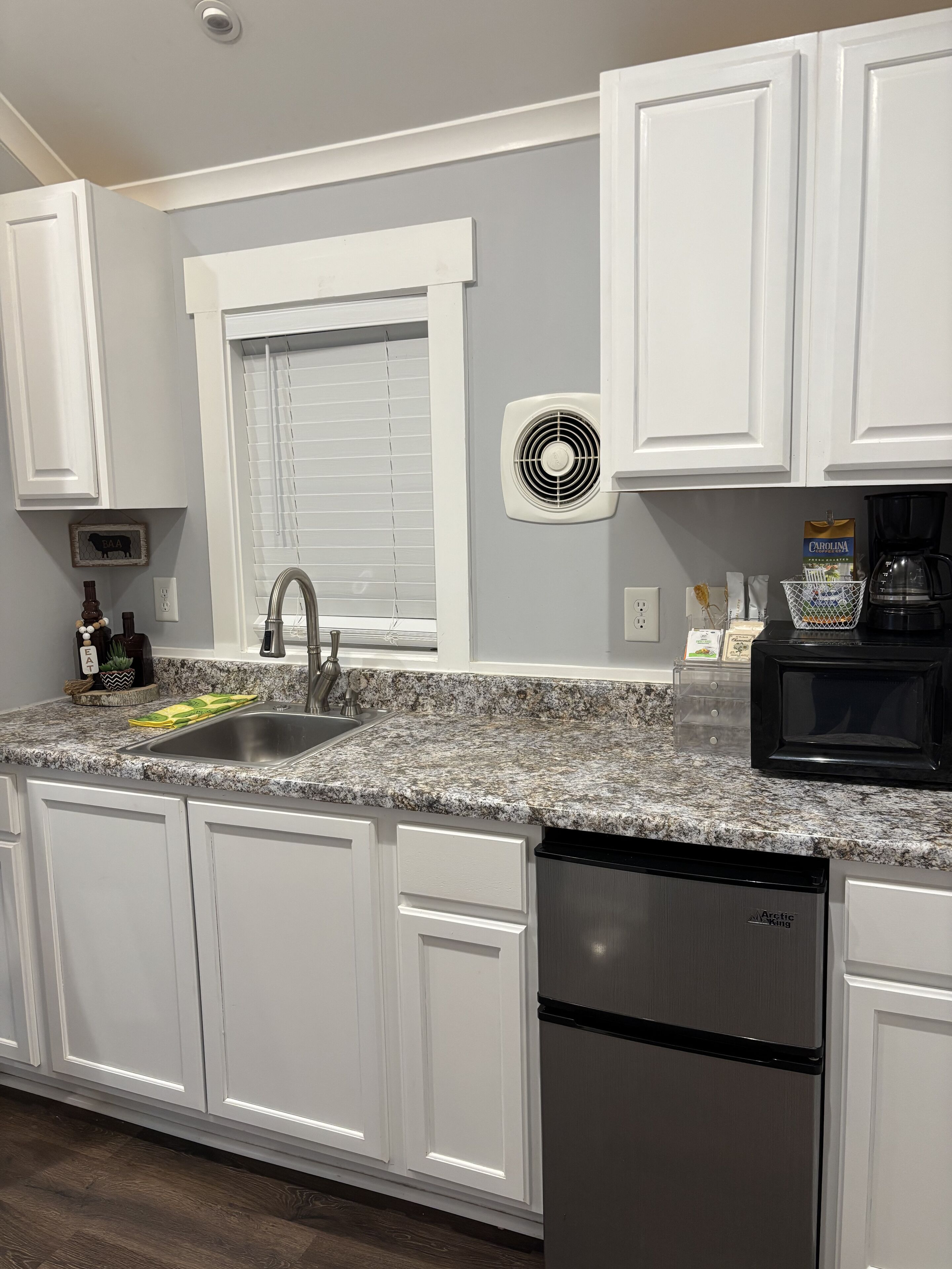 Refrigerador, microondas, cafetera y tetera y utensilios de cocina 