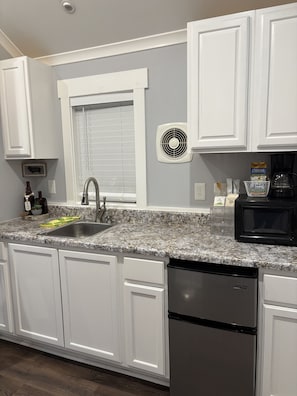 Køleskab, mikrobølgeovn, kaffe-/temaskine