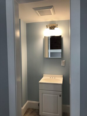 Dusj, håndklær, såpe og sjampo