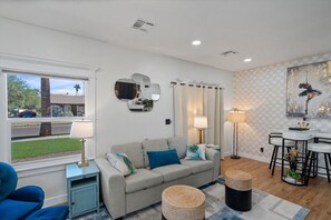 智能电视、壁炉、书