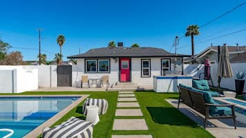 Alberca al aire libre y alberca climatizada