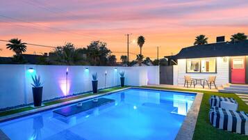 Alberca al aire libre y alberca climatizada