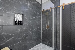 Douche, sèche-cheveux, serviettes fournies, savon