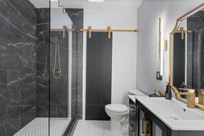 Douche, sèche-cheveux, serviettes fournies, savon