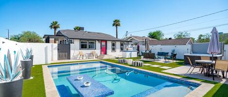 Alberca al aire libre y alberca climatizada