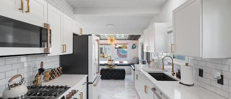 Frigorífico, microondas, horno y placa de cocina