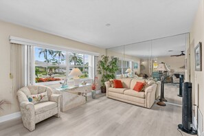 Smart TV, fireplace, stereo - 3/2 Waterfront Canal Home w/ Private Pool, Kayaks, Gulf Access, Dock, Fishing, Dolphins (New Port Richey)