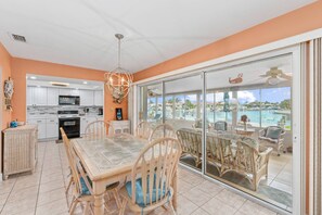 Dining - 3/2 Waterfront Canal Home w/ Private Pool, Kayaks, Gulf Access, Dock, Fishing, Dolphins (New Port Richey)