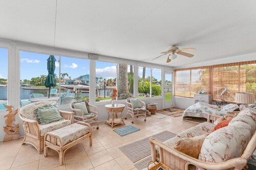 3/2 Waterfront Canal Home w/ Private Pool, Kayaks, Gulf Access, Dock, Fishing, Dolphins