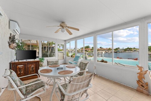 3/2 Waterfront Canal Home w/ Private Pool, Kayaks, Gulf Access, Dock, Fishing, Dolphins