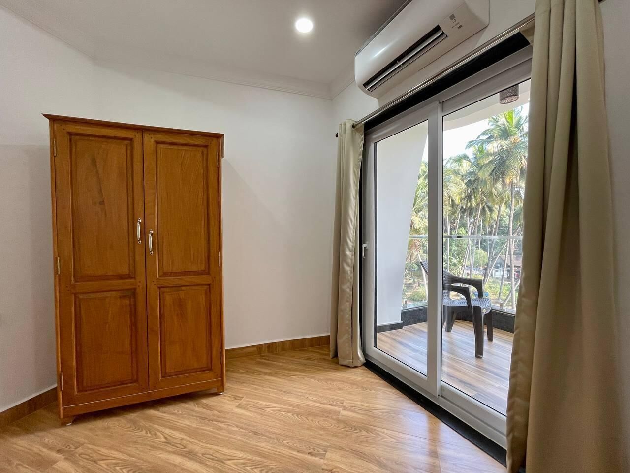 Deluxe ac + Balcony | Free WiFi