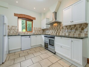 Lavavajillas y trona infantil