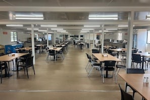 아침 식사 및 저녁 식사 제공