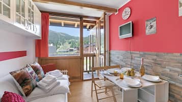 Monolocale Standard, vista montagna (Studio Valleverde 26B) | Area soggiorno | TV a schermo piatto 21 pollici con canali via cavo