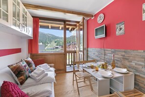 Standard Studio, Mountain View (Studio Valleverde 26B) | Living area - Studio Valleverde 26B (Sestriere)