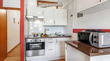 Estúdio standard, vista para a montanha (Studio Valleverde 26B) | Cozinha privada | Geladeira, micro-ondas, fogão, cooktop