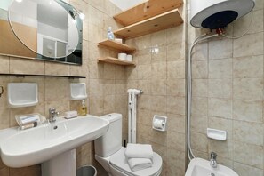 Shower, hair dryer, bidet, towels