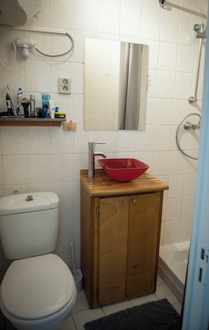 Secadora de cabello, toallas, jabón, papel de baño