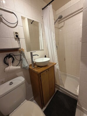 Hair dryer, towels, soap, toilet paper - Charming bright studio in the Marais (Paris)