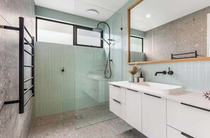 Shower, towels, shampoo
