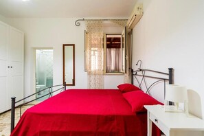 3 habitaciones, tabla de planchar con plancha, wifi y ropa de cama 