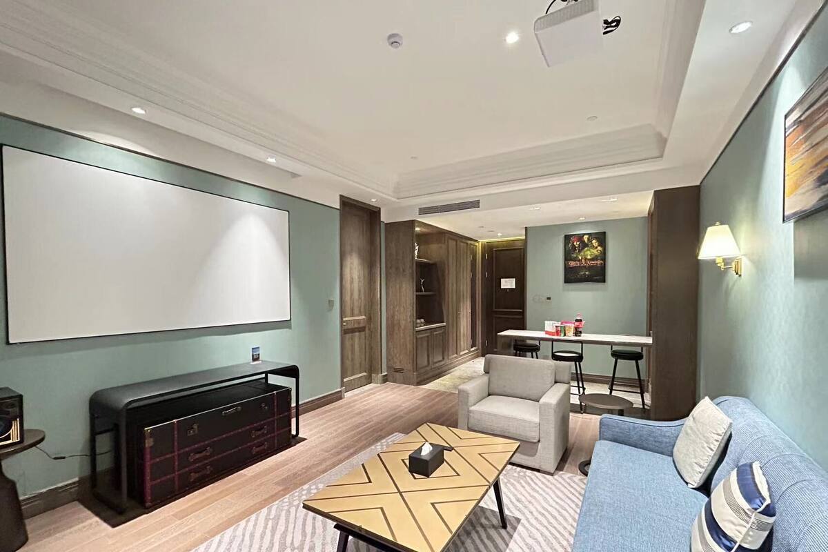Studio Suite Bisnis | Meja kerja, tirai kedap cahaya, kedap suara, dan setrika/meja setrika