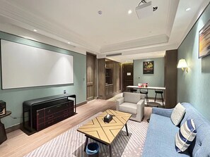 Studio Suite Business | Bàn, màn/rèm cản sáng, phòng cách âm, bàn ủi/dụng cụ ủi quần áo 
