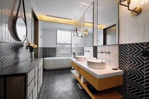 Business Double Room Single Use | Bathroom | Hair dryer, slippers, towels, shampoo