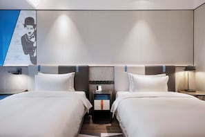 Habitació amb dos llits individuals bàsica | Cortines opaques, planxa i posts de planxar i wifi gratuïta