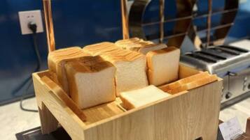 Daily self-serve breakfast (CNY 48 per person)