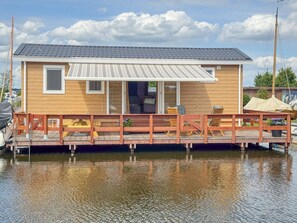 Terrace/patio - Modern waterfront chalet with airco and terrace (Breukelen)
