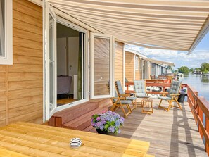 Terrace/patio - Modern waterfront chalet with airco and terrace (Breukelen)