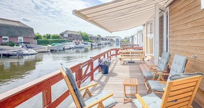 Chalet moderne au bord de l'eau avec climatisation