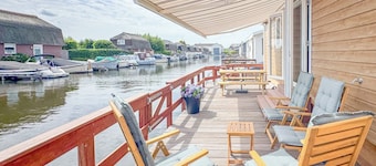 Modern waterfront chalet with airco and terrace