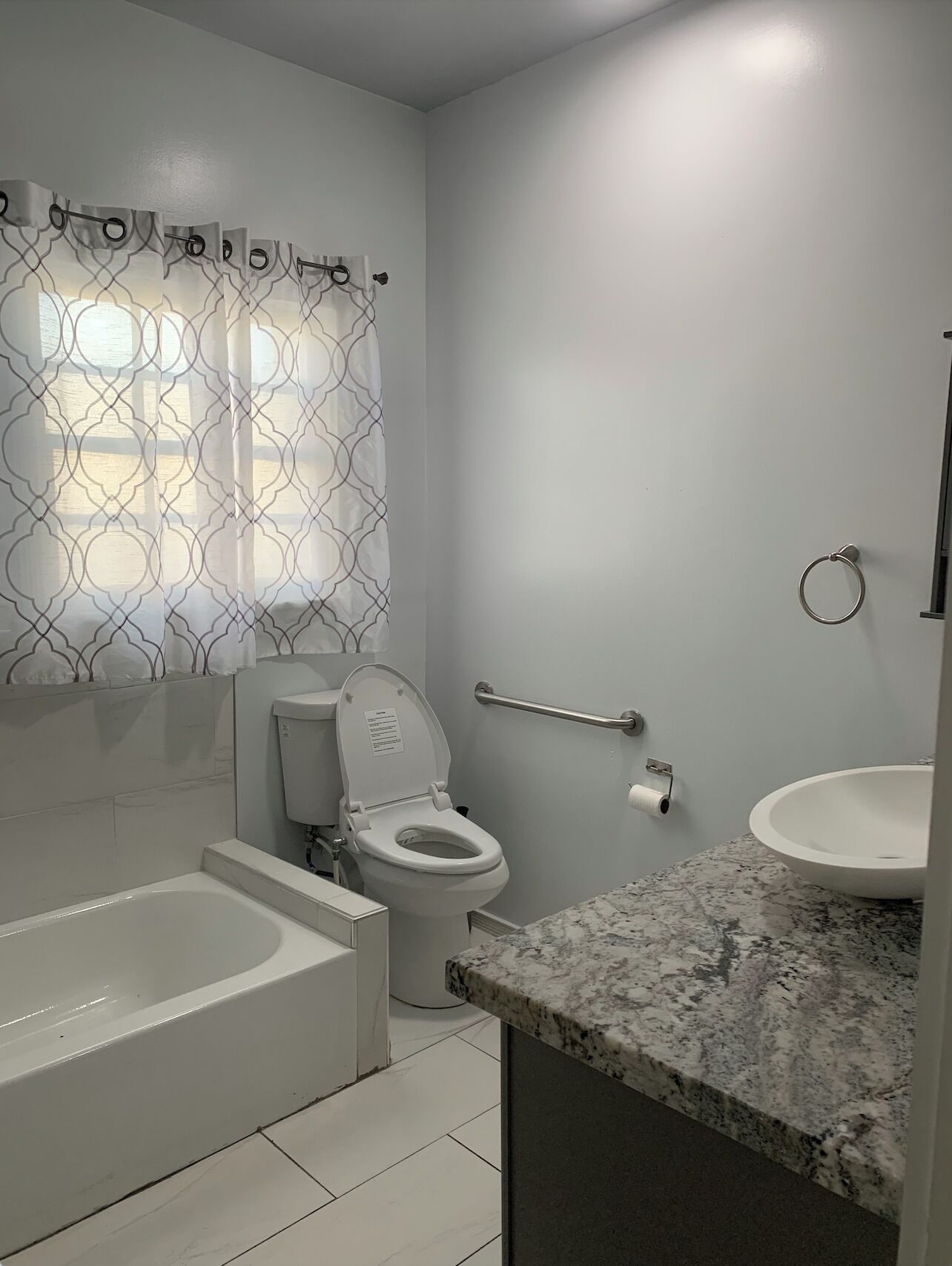 Une salle de bain avec des toilettes, un lavabo et une baignoire.