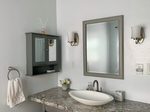 Secadora de cabello, toallas, jabón, papel de baño 