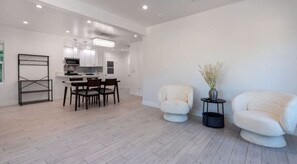 Interior - Charming 3Bed 2Bath Home with WiFi & AC in enjoyable Beverlywood and BH adjacent (Los Angeles)